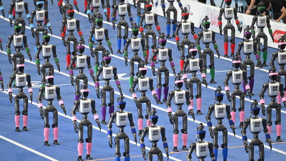 En imágenes: Los robots humanoides muestran sus habilidades en Pekín mientras China prueba su futuro industrial