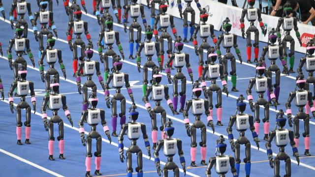 En imágenes: Los robots humanoides muestran sus habilidades en Pekín mientras China prueba su futuro industrial