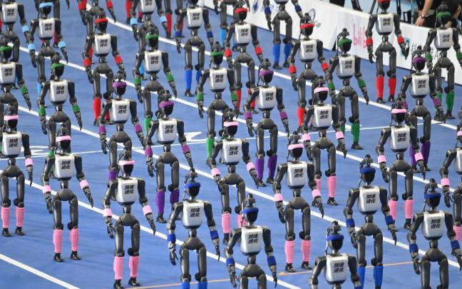 En imágenes: Los robots humanoides muestran sus habilidades en Pekín mientras China prueba su futuro industrial
