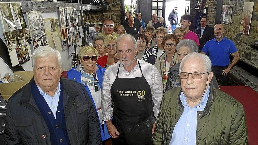 Miguel Ángel Ibarzabal (primero por la izquierda) y Andres Fernández (derecha) fueron ayer homenajeados.