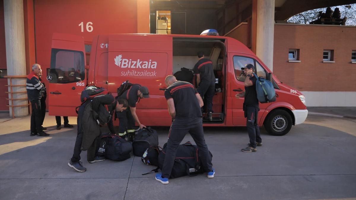 Bomberos de Bizkaia que salen hoy a Valencia