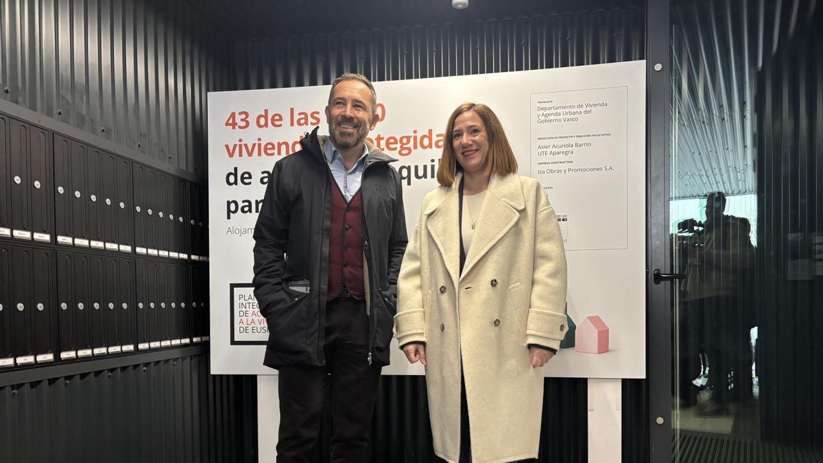 El consejero de Vivienda, Denis Itxaso, y la alcaldesa de Irun, Cristina Laborda, esta mañana en el acceso a las nuevas viviendas de la calle Aduana.