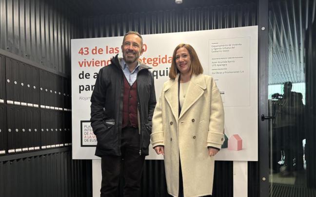 El consejero de Vivienda, Denis Itxaso, y la alcaldesa de Irun, Cristina Laborda, esta mañana en el acceso a las nuevas viviendas de la calle Aduana.