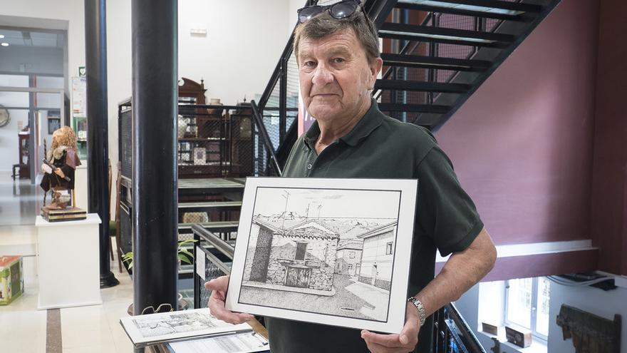 El artista Javier Arteaga con uno de sus dibujos