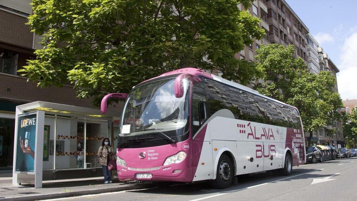 Un vehículo de Alavabus. Foto: Josu Chavarri