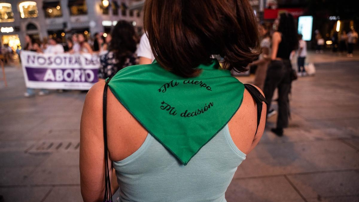 Una mujer lleva un pañuelo a favor del aborto legal en la manifestación por el Día de Acción Global por la despenalización del aborto.