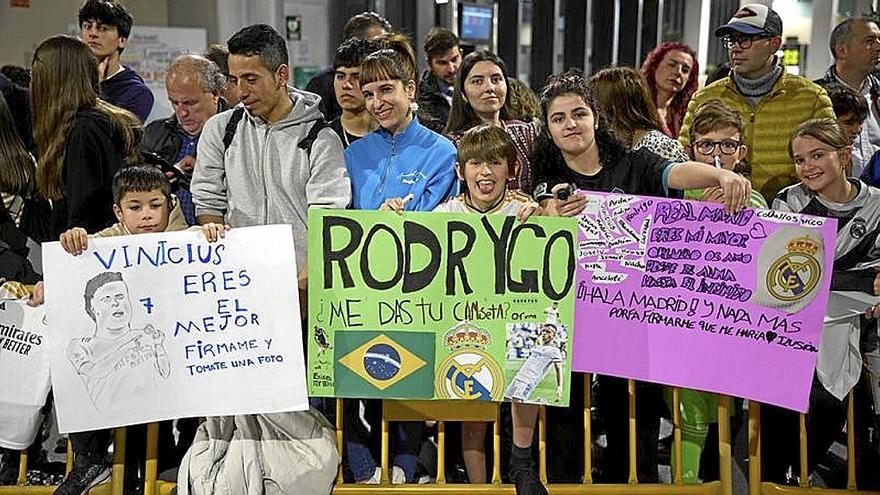 Aficionados del Madrid muestran pancartas para Vinicius y Rodrygo.