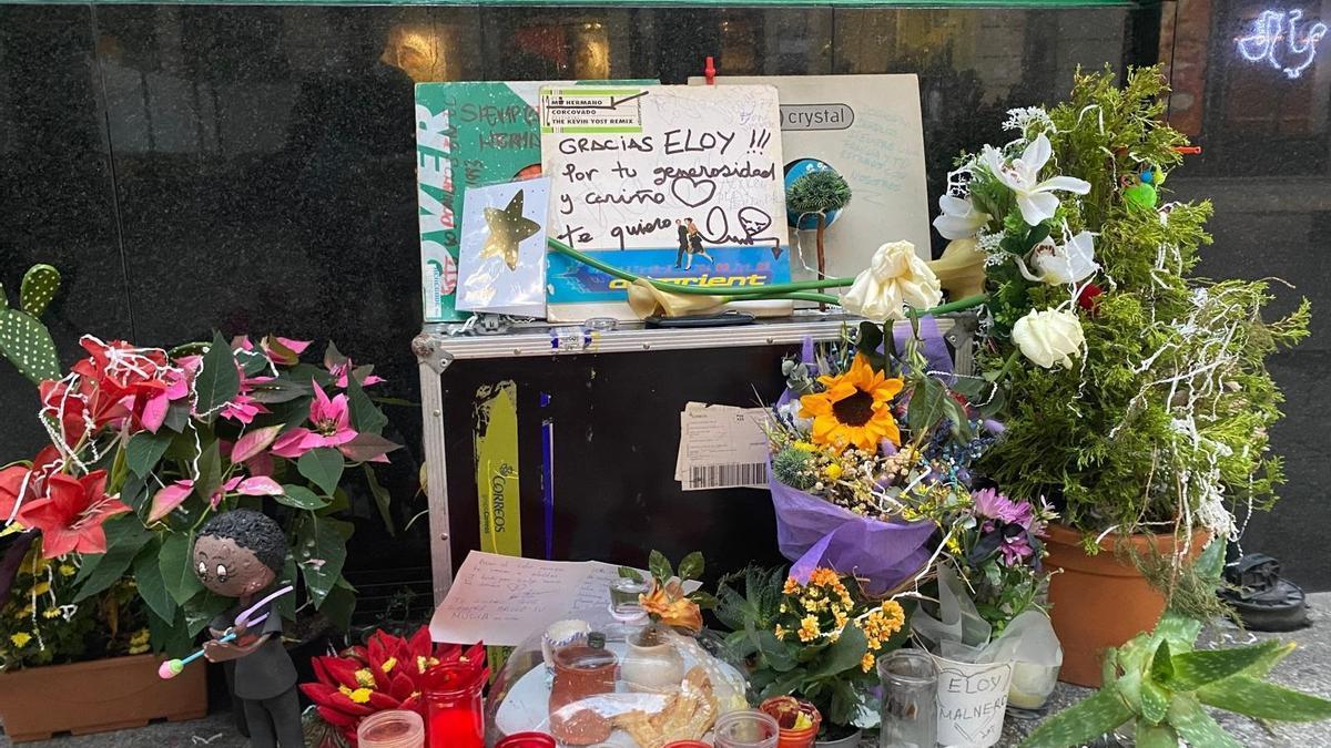 Altar improvisado por la muerte de Eloy Malnero en Gijón.