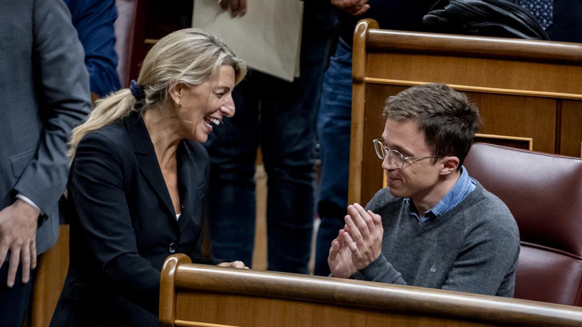 Yolanda Díaz e Iñigo Errejón charlan durante un pleno en el Congreso.