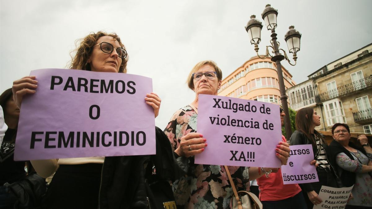 Decenas de personas durante una concentración en repulsa por un crimen machista en Pontevedra.