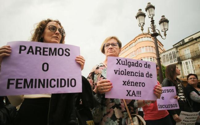 Decenas de personas durante una concentración en repulsa por un crimen machista en Pontevedra. / EP Decenas de personas durante una concentración en repulsa por un crimen machista en Pontevedra.
