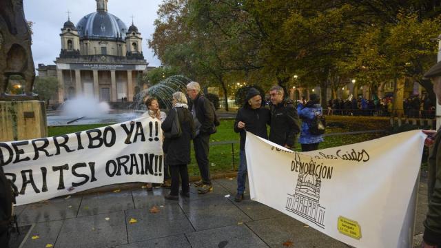Reciente protesta en favor de la demolición del edificio.