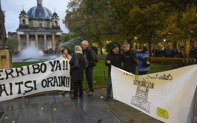 Reciente protesta en favor de la demolición del edificio.