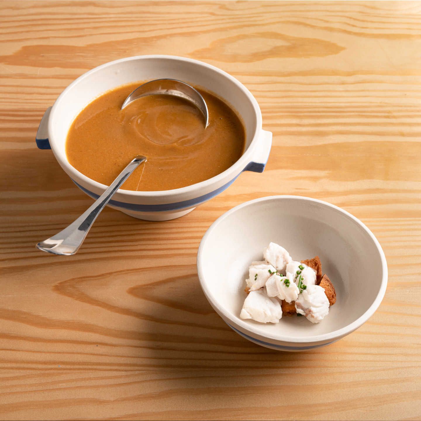 La esencia del pescado celebra el mar en cada cucharada de una buena sopa cocinada con mimo.