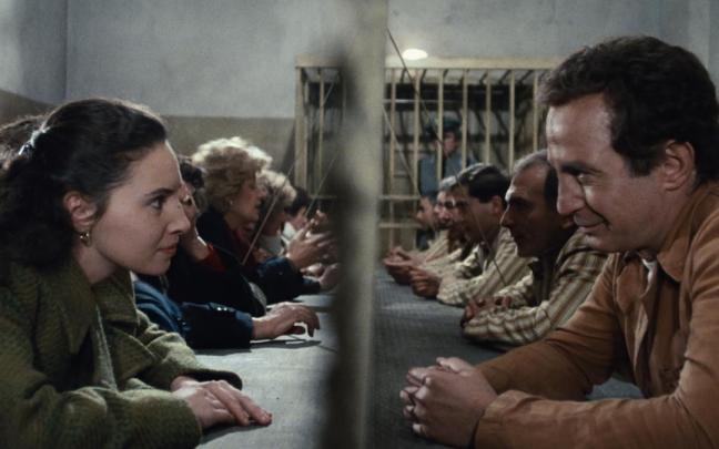 Laura del Sol y Ben Gazzara, en una escena de la serie ‘El Camorrista’