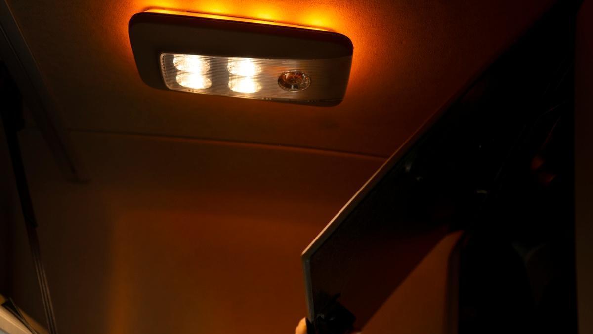 Una luz del interior de un vehículo