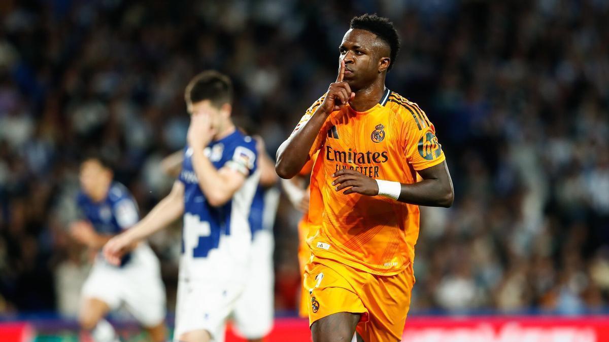 Vinicius manda callar a la grada de Anoeta en el partido entre la Real y el Madrid. / AFP7 VÍA EUROPA PRESS