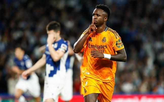 Vinicius manda callar a la grada de Anoeta en el partido entre la Real y el Madrid. / AFP7 VÍA EUROPA PRESS