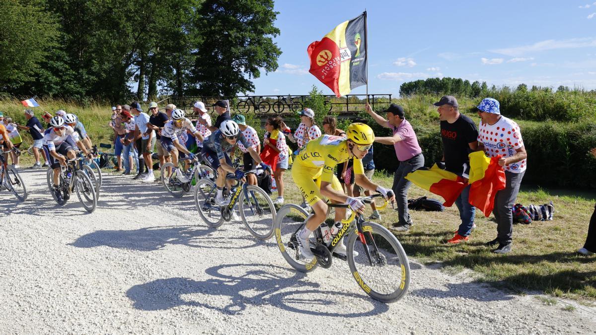 Pogacar, Vinegaard y Evenepoel ruedan durante el Tour de 2024.
