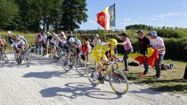 Pogacar, Vinegaard y Evenepoel ruedan durante el Tour de 2024.