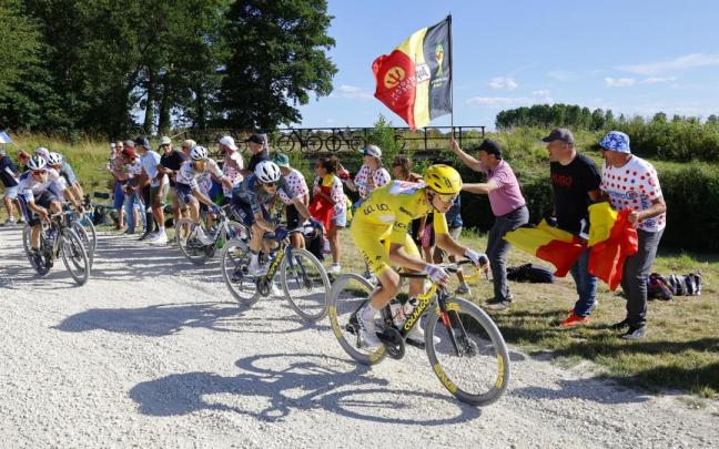 Pogacar, Vinegaard y Evenepoel ruedan durante el Tour de 2024.