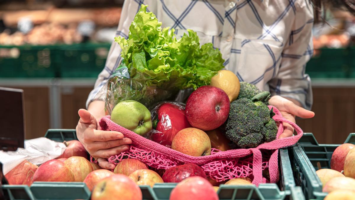 Escoger las frutas y verduras de temporada ayuda a tu bolsillo.
