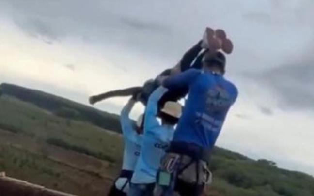 Momento en el que la joven es lanzada al vacío.