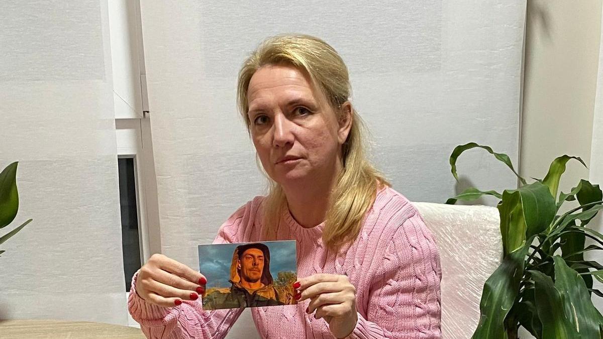 Tatiana Rudenko sostiene una foto de Nikita, su hijo mayor, fallecido en combate en Ucrania.