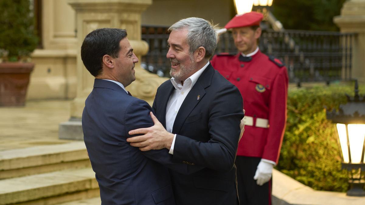 El lehendakari Imanol Pradales y el presidente de Canarias, Fernando Clavijo, se saludan antes de la reunión en Ajuria Enea sobre la política migratoria.