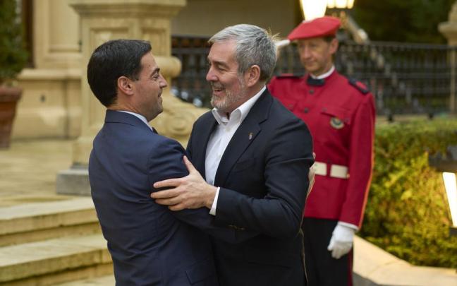 El lehendakari Imanol Pradales y el presidente de Canarias, Fernando Clavijo, se saludan antes de la reunión en Ajuria Enea sobre la política migratoria.