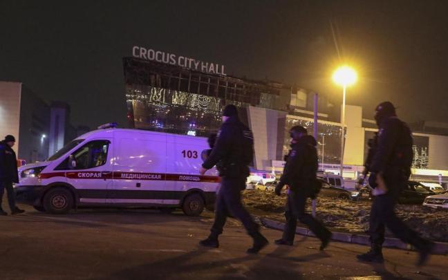 Las fuerzas de seguridad rodeando el centro comercial en el que ha tenido lugar el atentado. / EFE Las fuerzas de seguridad rodeando el centro comercial en el que ha tenido lugar el atentado.