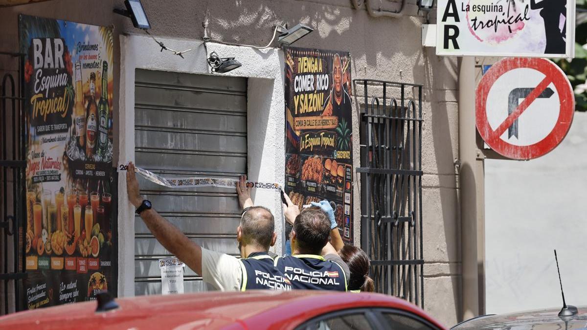 Agentes de policía acordonan el local.
