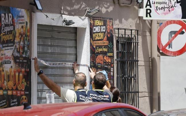 Agentes de policía acordonan el local.