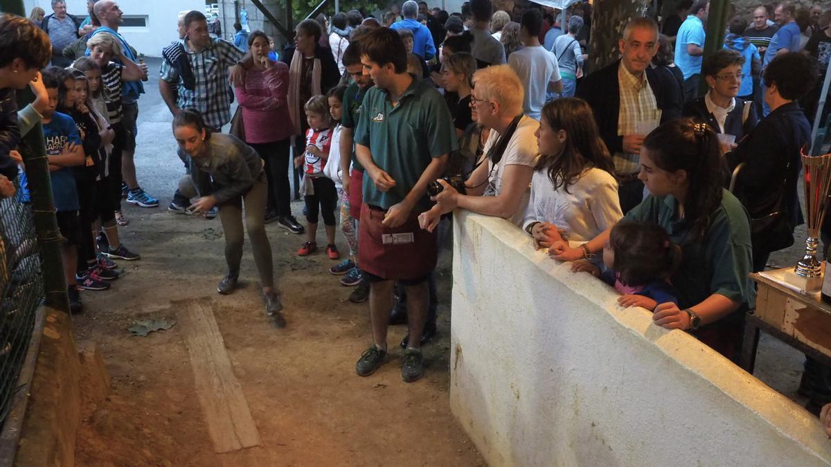 El campeonato femenino de bolos es todo un clásico de las fiestas de Sallobente.