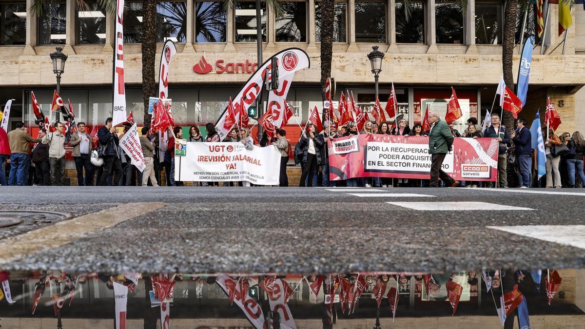 Concentración de los sindicatos coincidienco con la huelga en el sector de la banca convocada este viernes.