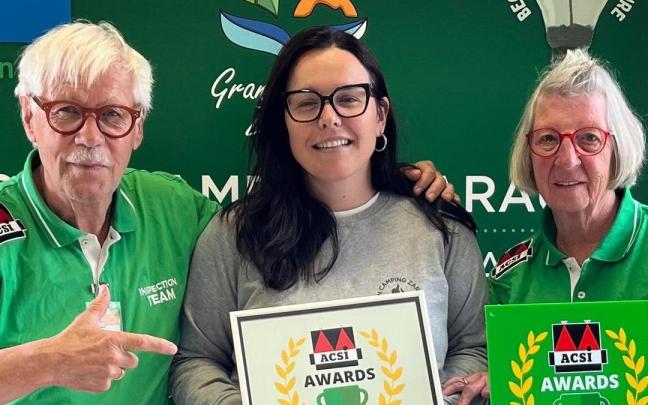 Los dueños del Gran Camping de Zarautz recibiendo la mención honorífica de los premios ACSI.