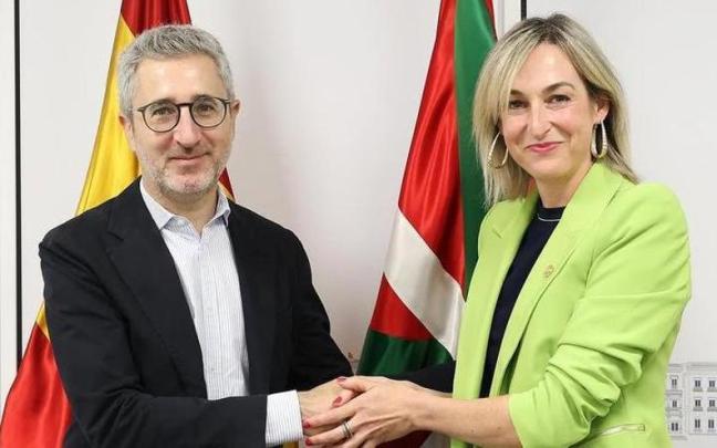 El secretario de Estado de Política Territorial, Arcadi España, con la consejera de Autogobierno, Maria Ubarretxena
