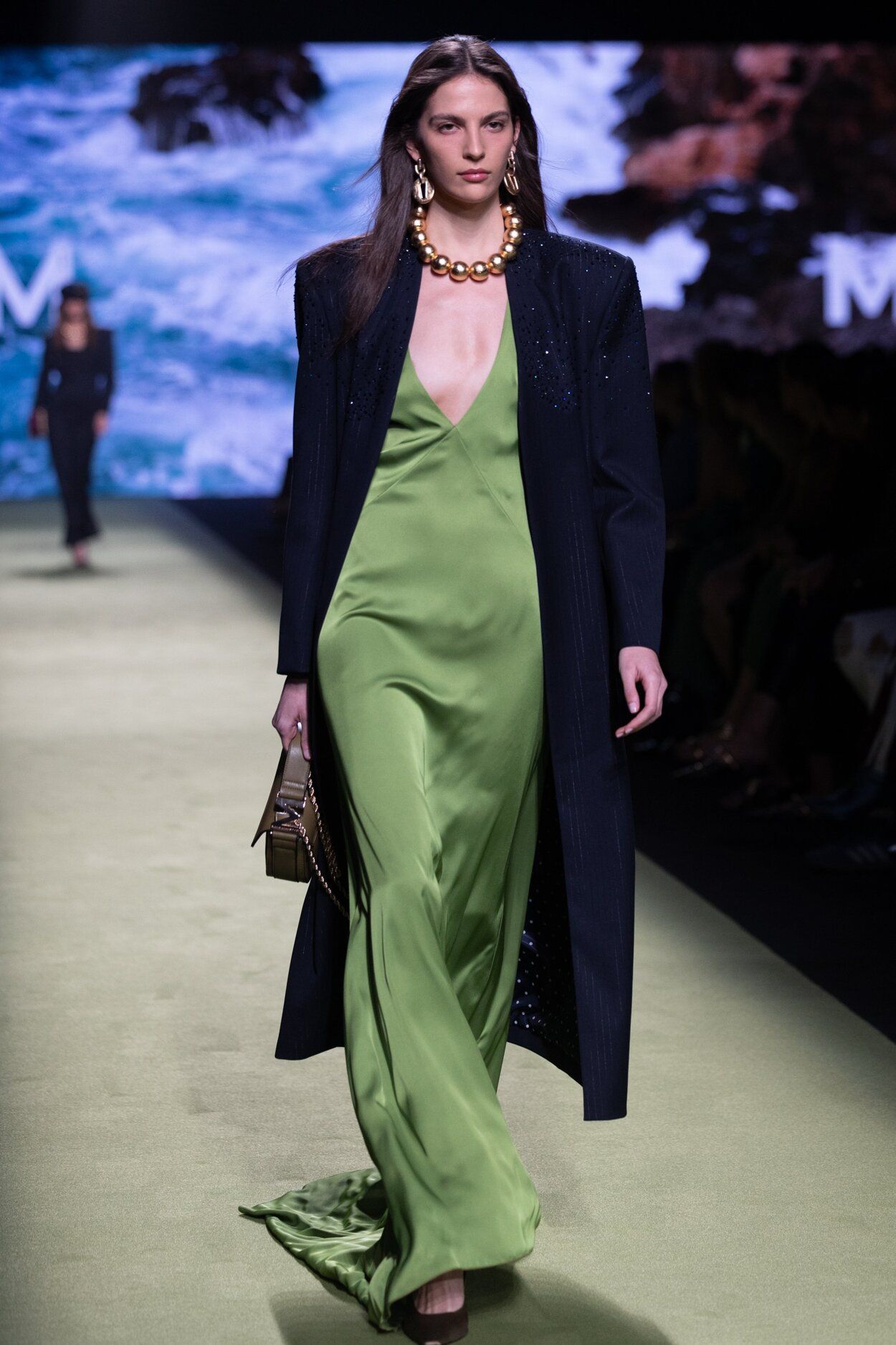 Abrigo sobre vestido lencero, de Lola Casademunt by Maite.