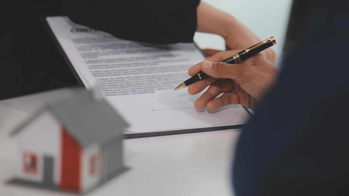Firma del contrato de compraventa de una vivienda.