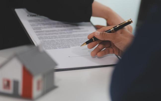Firma del contrato de compraventa de una vivienda.