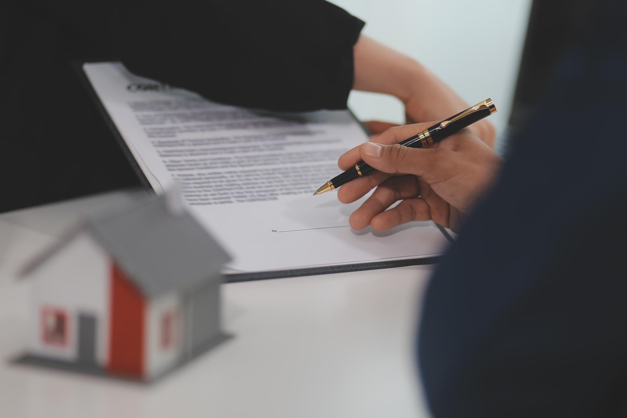 Firma del contrato de compraventa de una vivienda.