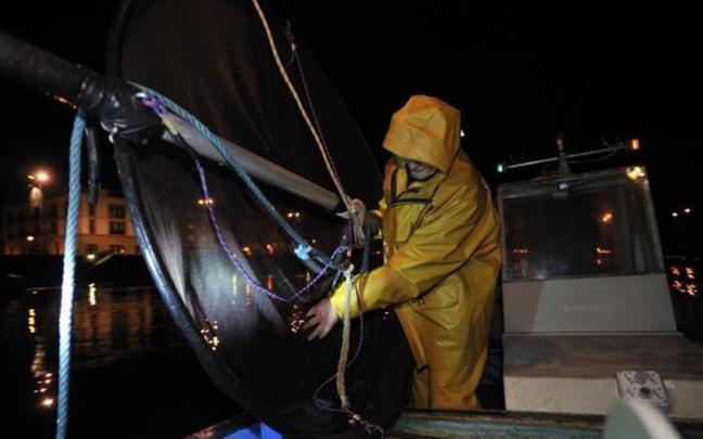 Se establece la obligatoriedad de apuntar las capturas diarias y de pesarlas y venderlas en los establecimientos autorizados.