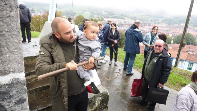 Muchos azkoitiarras subirán el martes a San Martín para hacer sonar la campana, como marca la tradición.