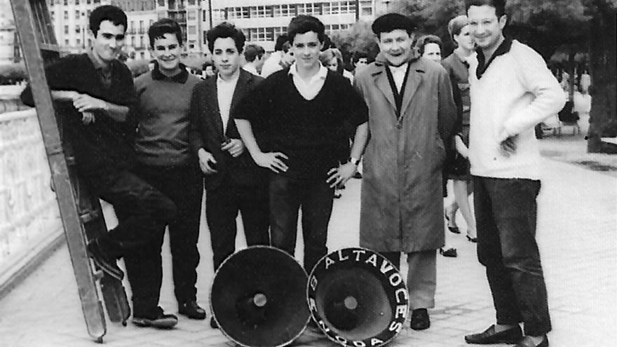 Una cuadrilla del barrio, con el popular Fermintxo (segundo por la derecha), con altavoces Bengoa en La Concha.