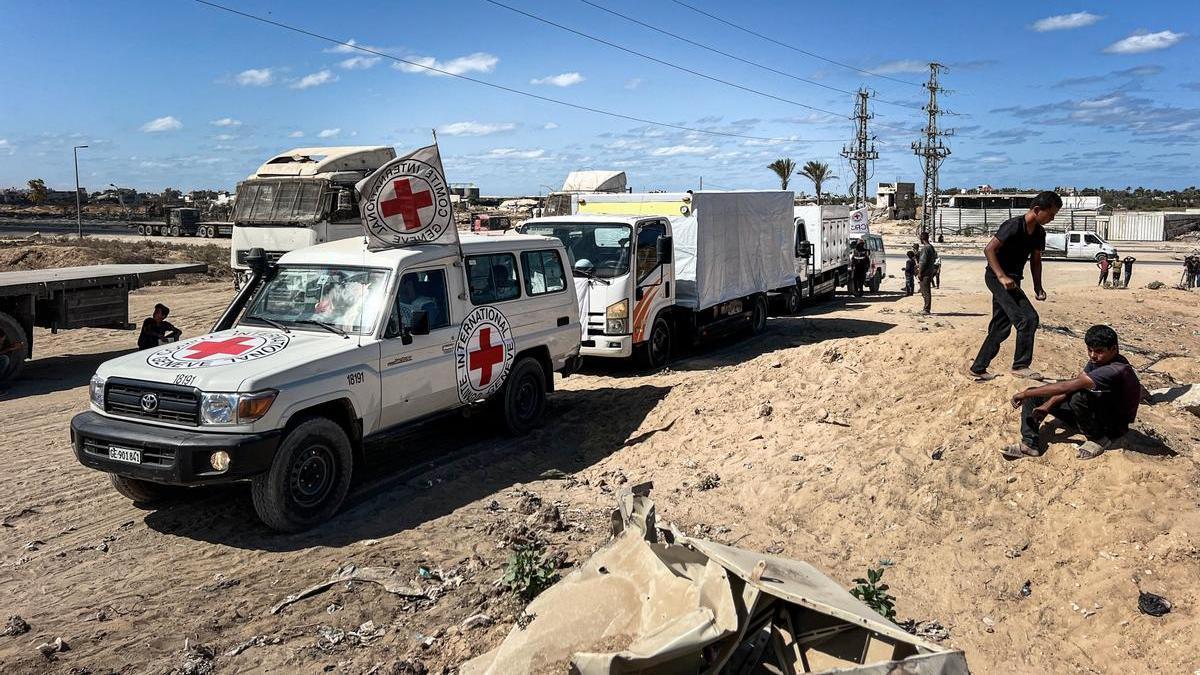 Un convoy de la Cruz Roja se adentra en el área de Kissufim para recuperar los restos de los rehenes israelíes asesinados.