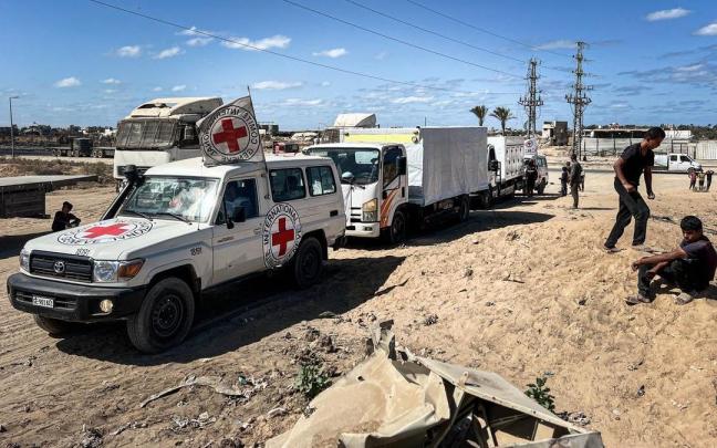 Un convoy de la Cruz Roja se adentra en el área de Kissufim para recuperar los restos de los rehenes israelíes asesinados.
