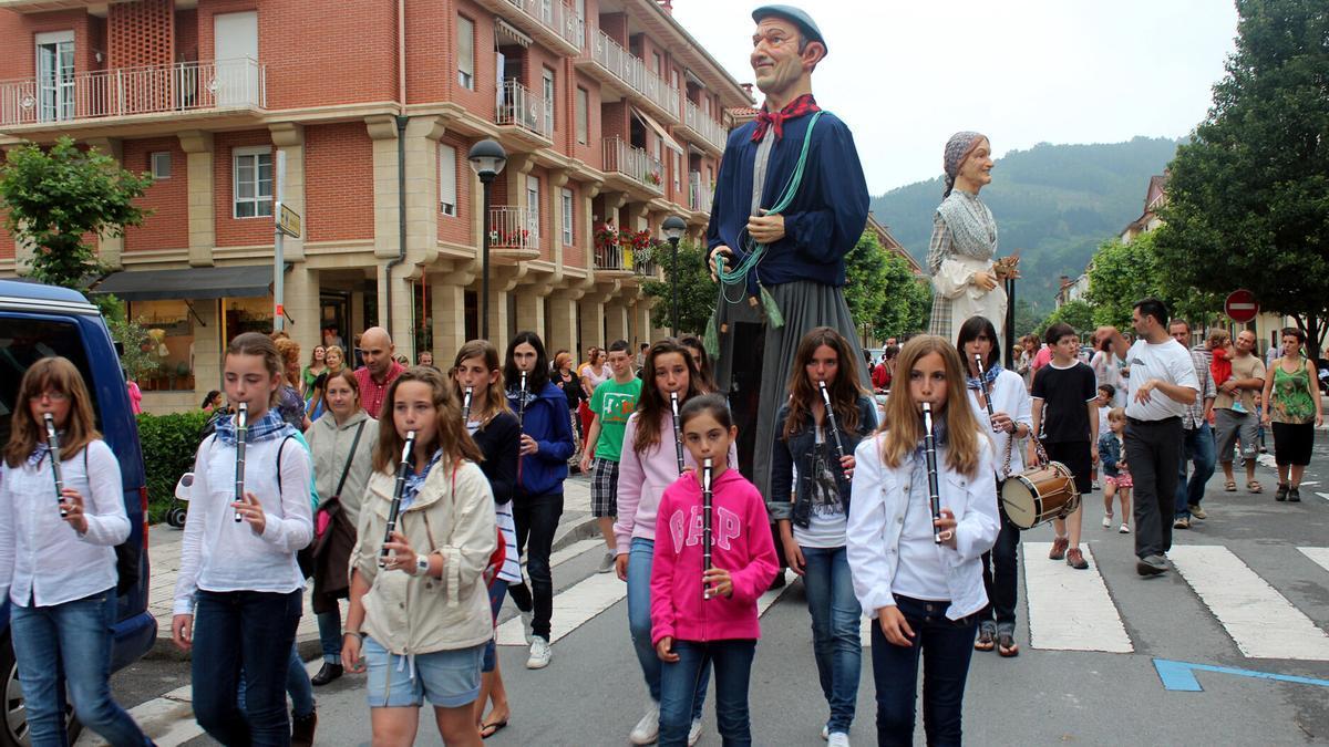 Kalejira en las fiestas de San Pedro de Orio.