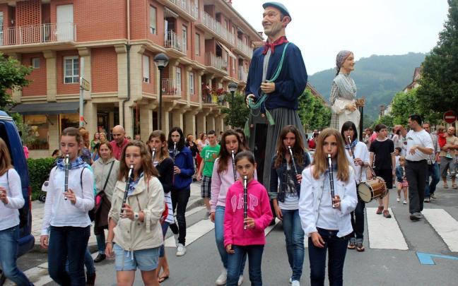 Kalejira en las fiestas de San Pedro de Orio.