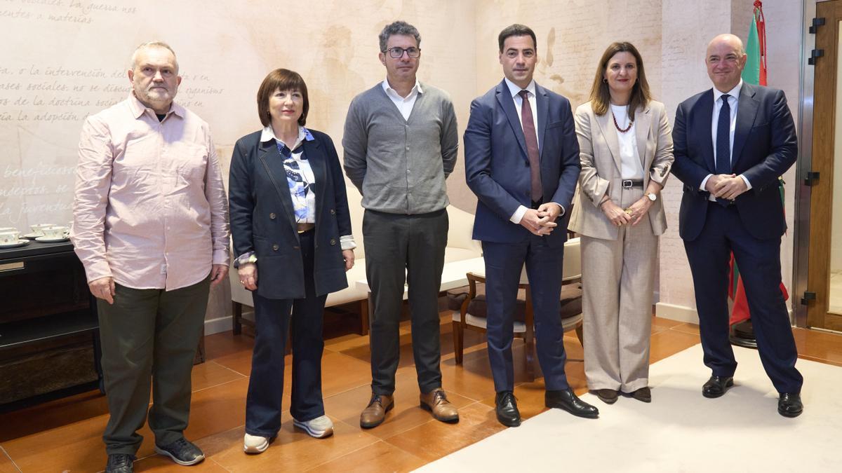 El lehendakari, Imanol Pradales, con una delegación de UGT