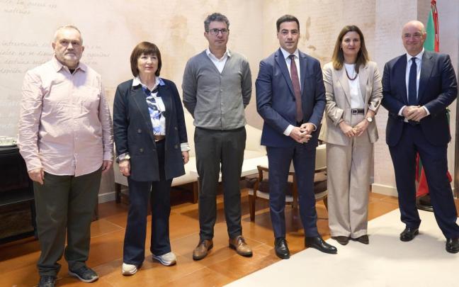El lehendakari, Imanol Pradales, con una delegación de UGT / Efe El lehendakari, Imanol Pradales, con una delegación de UGT